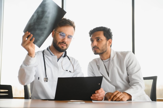 Zwei junge männliche Ärzte in der Klinik