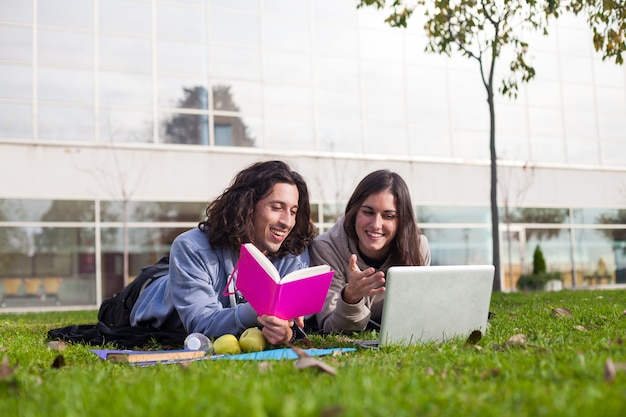 Zwei junge Studenten, die im Park studieren