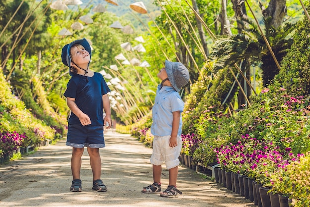 Zwei Jungen, ein Reisender in Vietnam