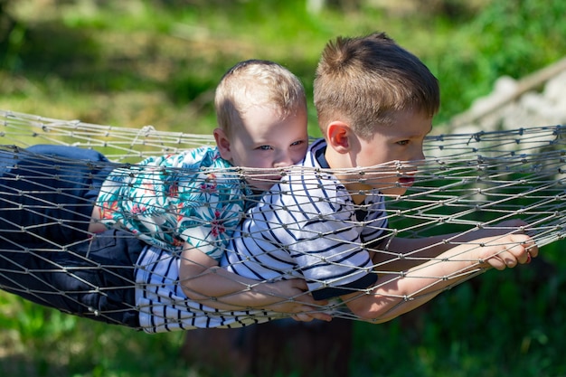 Foto zwei jungen in einer hängematte im garten.