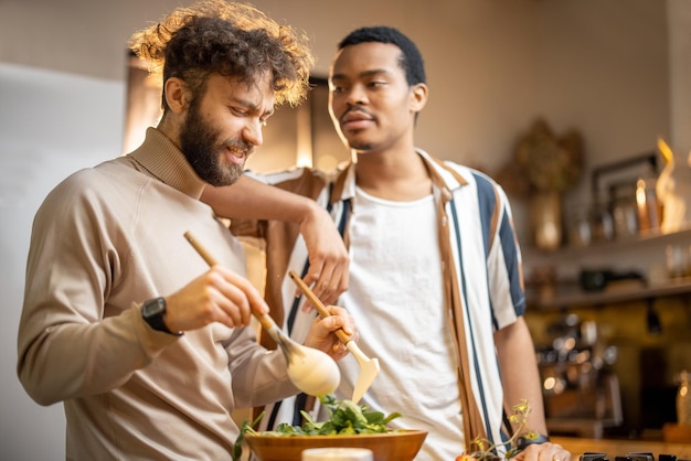 Zwei Jungs kochen zu Hause gemeinsam gesund