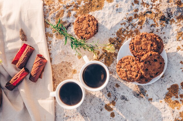 Zwei Kaffeetassen und Schokoladenkekse