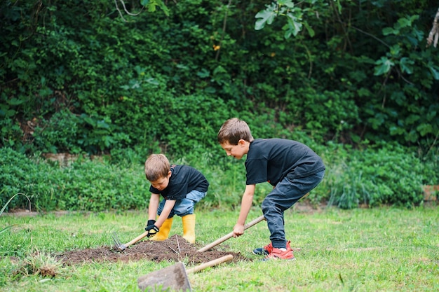 Zwei Kinder arbeiten im Garten