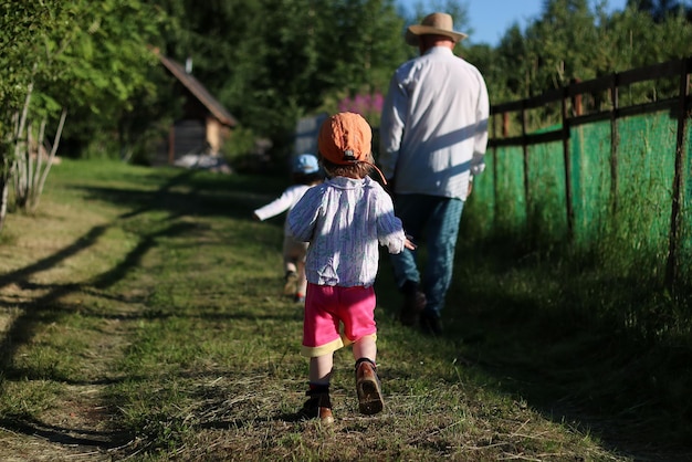 Zwei Kinder gehen Großvater