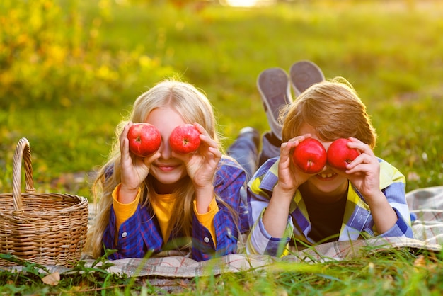 Zwei Kinder genießen im Sommer ein Picknick