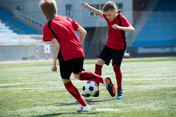 Foto zwei kinder im fußballspiel