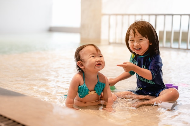 Zwei Kinder im Schwimmbad Kinder schwimmen drinnenKind während des Urlaubs in einem Hotel