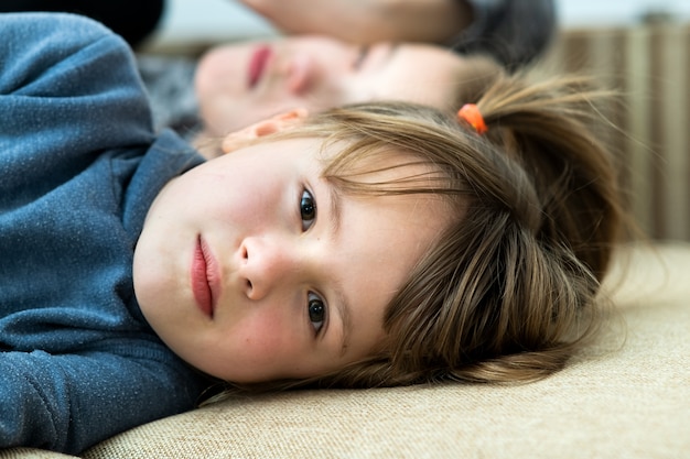 Zwei kinder jungen und mädchen herumalbern spaß miteinander. glückliches kindheitskonzept.