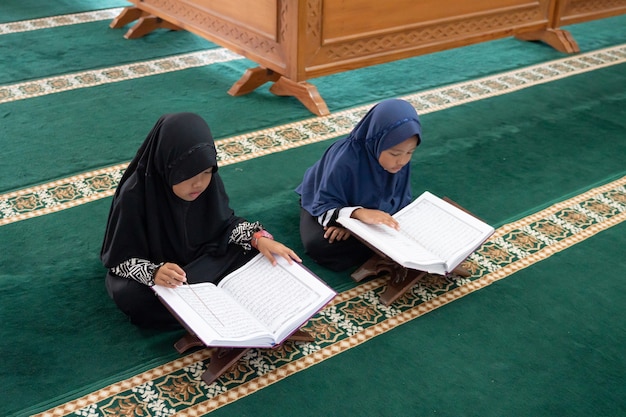 Zwei Kinder lesen den heiligen Koran