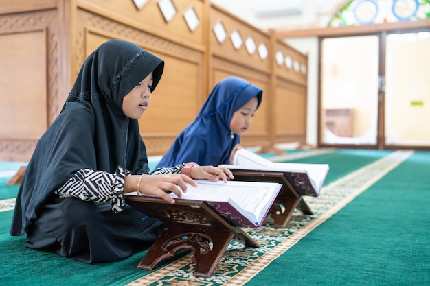 Zwei Kinder lesen den heiligen Koran