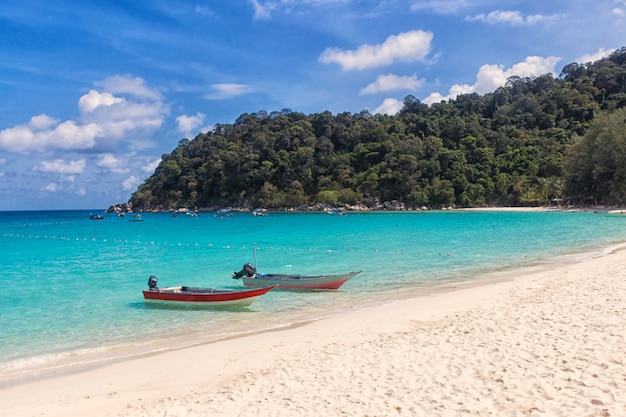 Zwei kleine Boote am Strand.