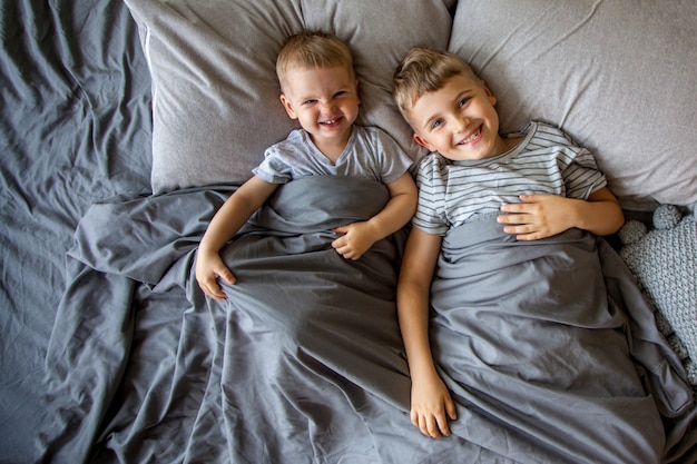 Zwei kleine Brüder liegen im Bett