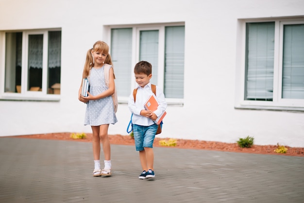 Zwei kleine Freunde gehen zur Schule. Schulkinder. zurück zur Schule