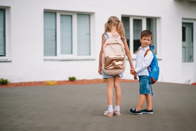 Zwei kleine Freunde gehen zur Schule. Schulkinder. zurück zur Schule