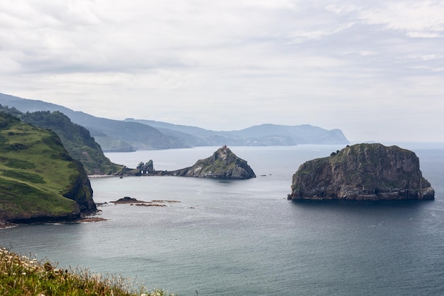 Zwei kleine Inseln Gaztelugatxe und Aketx Baskenland Kap Matxitxako Bermeo Spanien