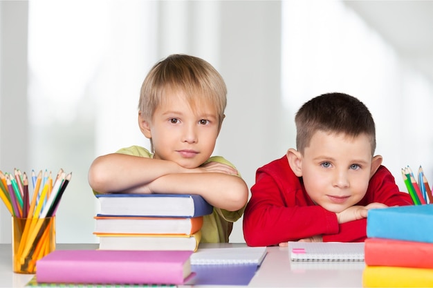 Zwei kleine Jungen, die in der Schule zeichnen