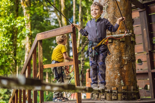 Zwei kleine Jungen in einem Seilpark Aktive körperliche Erholung des Kindes an der frischen Luft im Park Training für Kinder