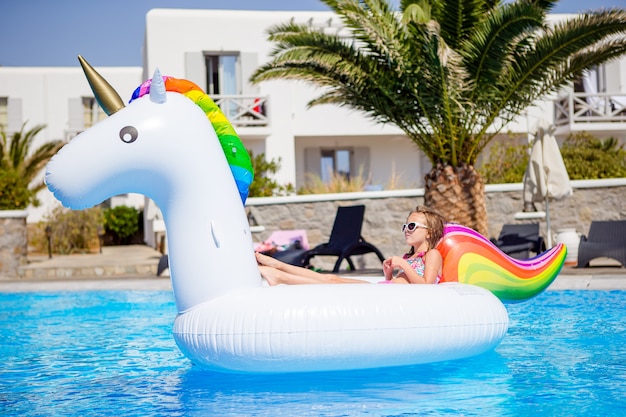 Zwei kleine Kinder, die im Swimmingpool spielen