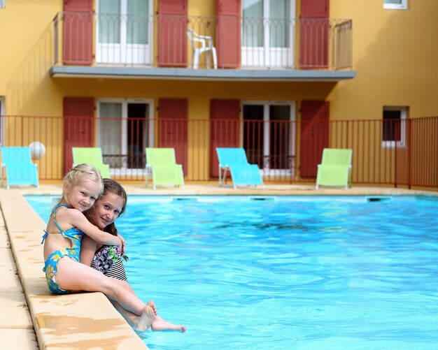 Foto zwei kleine mädchen am freibad