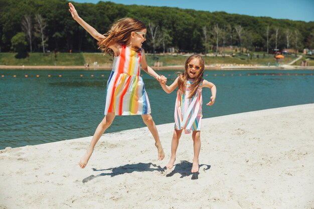 Zwei kleine Mädchen amüsieren sich am Stadtstrand im Alltag von Kindern mit Down-Syndrom