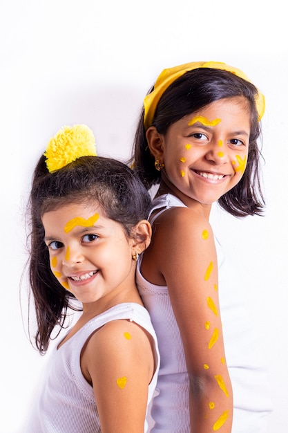 Zwei kleine Mädchen, mit ihrem Gesicht gemalt, um den gelben Tag zu feiern