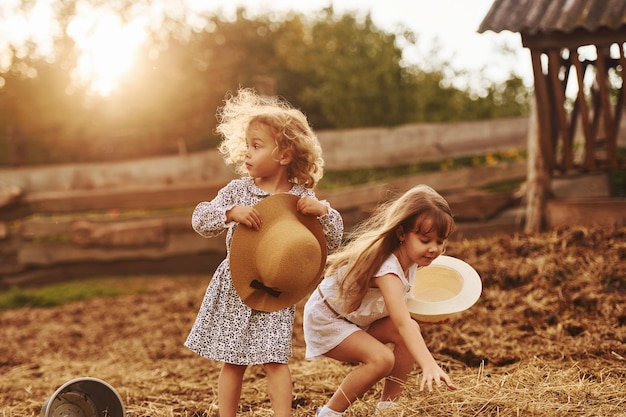 Zwei kleine Mädchen zusammen auf dem Bauernhof im Sommer am Wochenende