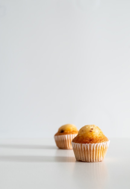 Zwei kleine Schokostückchen-Muffins