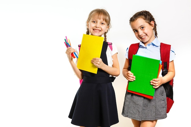 Zwei kleine Schulmädchen. Bildung, Mode, Freundschaftskonzept.