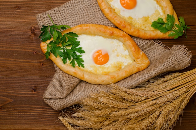 Zwei köstliche Khachapuri mit Weizenähren auf Entlassung