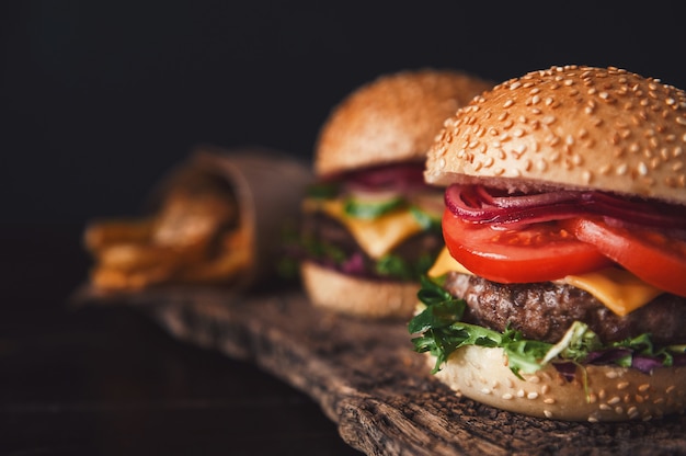 Zwei köstliche, köstliche hausgemachte burger zum hacken von rindfleisch