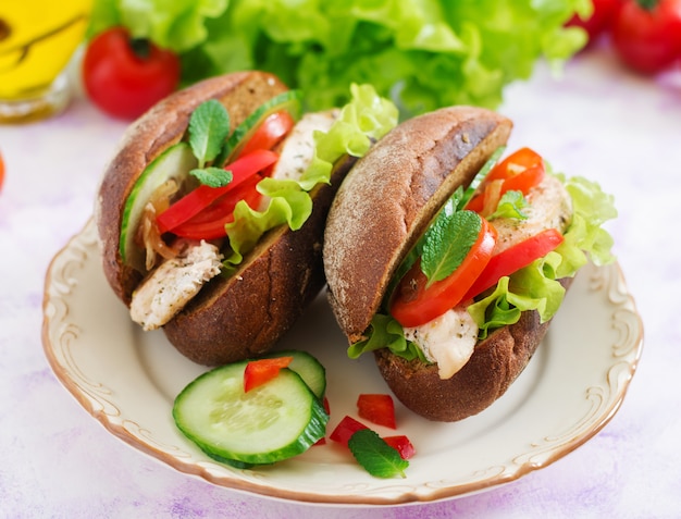 Zwei köstliche und gesunde Sandwich mit Huhn und Gemüse.