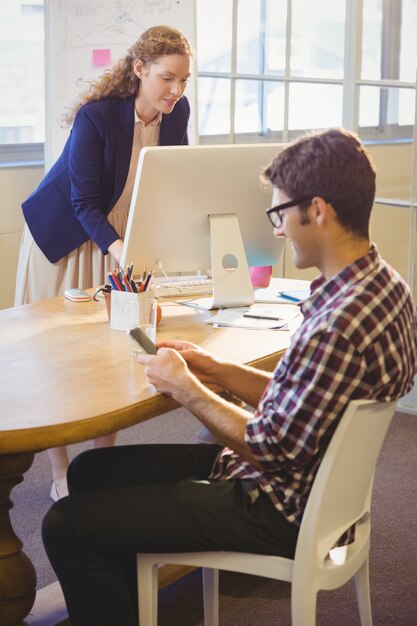 Zwei Kollegen arbeiten im selben Büro