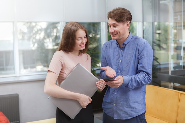 Zwei Kollegen im Büro