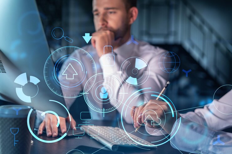 Zwei Kollegen in formeller Kleidung arbeiten zusammen, um Geschäftsprozesse zu optimieren, indem sie neue Technologien anwenden Hi-Tech-Hologramme auf modernem Bürohintergrund mit Panoramafenstern