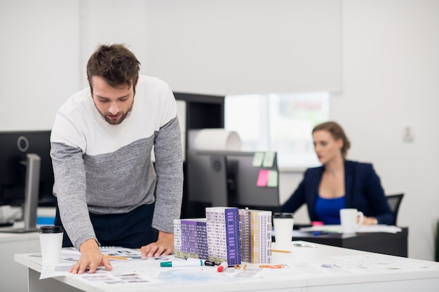 Zwei Kollegen Mitarbeiter im Büro