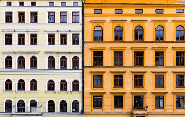 Zwei kombinierte Gebäudefassaden, alte europäische Stadt.