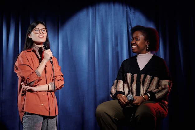 Zwei Komikerinnen aus dem Stand-up-Club