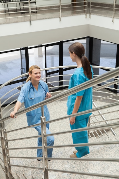 Zwei Krankenschwestern, die sich im Treppenhaus gegenüberstehen