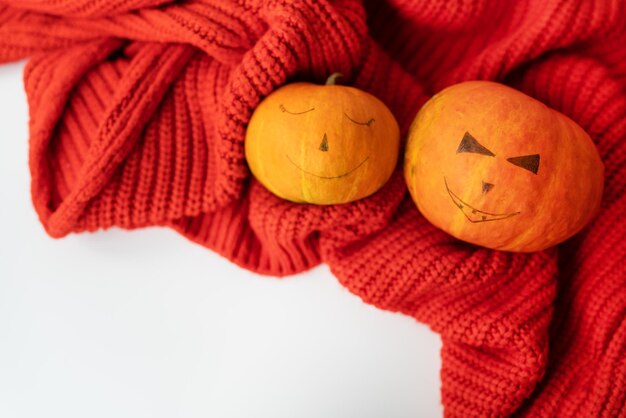 Zwei Kürbisse mit bemaltem Gesicht Das Konzept des Feiertags am 31. Oktober Halloween Platz für eine Inschrift