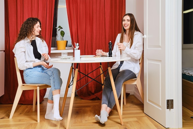 Zwei lachende Frauen im Speisesaal