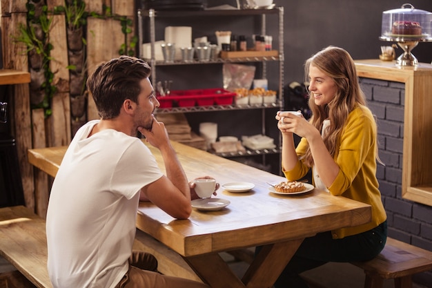 Zwei lächelnde Hipster, die Kaffee trinken