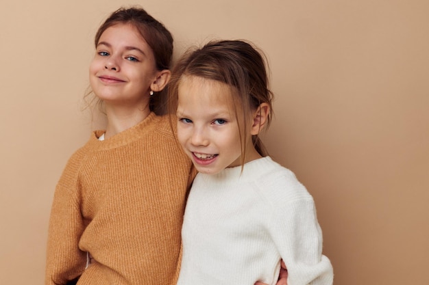 Zwei lächelnde kleine Mädchen Freundschaft zusammen Kindheit Lebensstil