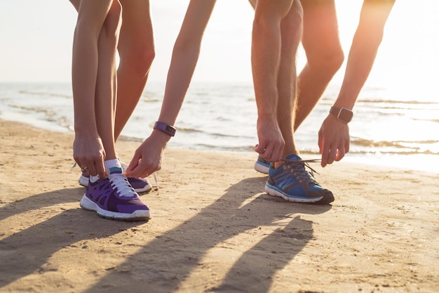 Zwei Läufer binden ihre Laufschuhe