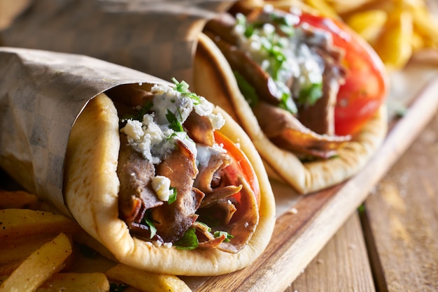 Zwei Lammgyros mit Feta-Käse und Tzatziki-Sauce