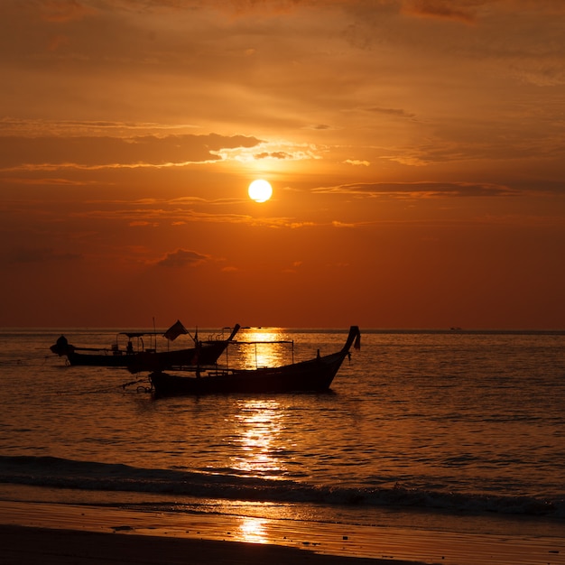 Zwei Langschwanzbootschattenbild bei Sonnenuntergang in Phuket, Thailand.