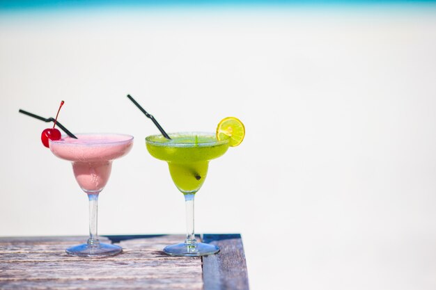 Zwei leckere Cocktails am tropischen weißen Strand