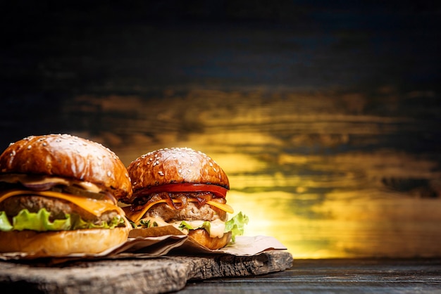 Zwei leckere Rindfleischburger auf einem Holztisch