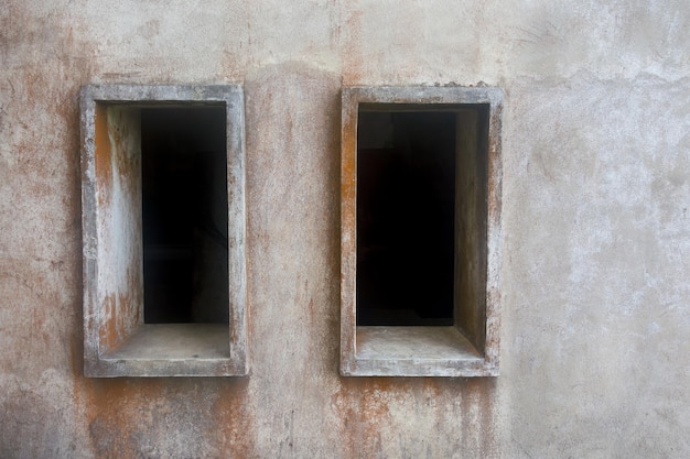 Zwei leere Fensteröffnungen an einer alten Steinmauer und eine Leerstelle für den Text