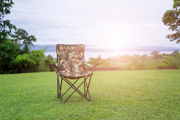 Zwei leere Klappstühle für Outdoor-Camping