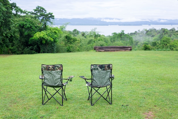 Zwei leere Klappstühle für Outdoor-Camping